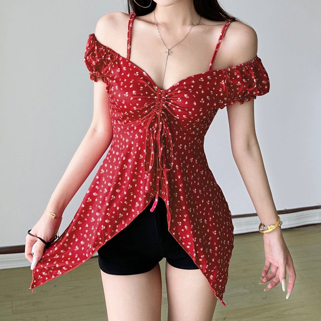 Elegant off-shoulder overdel for dame med blomstermønster, perfekt for sommer. Rynket og moteriktig topp.