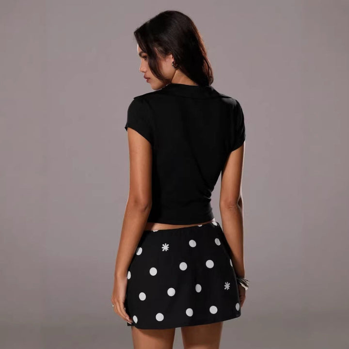 Svart elegant bodysuit for kvinner. Langermet, dyp V-hals, fremhever figuren. Ideell for et sofistikert antrekk.