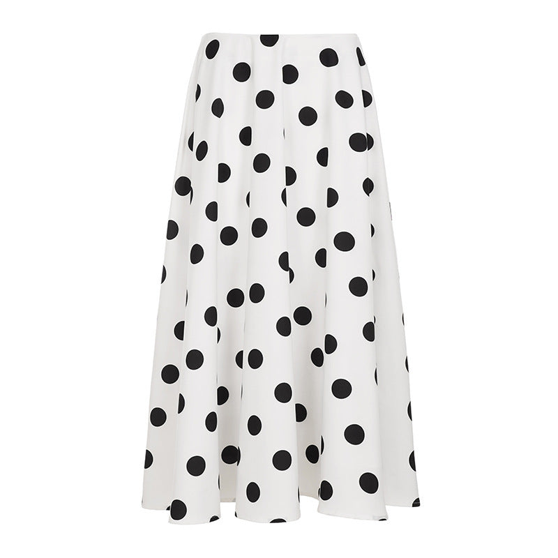 Tidløst maxiskjørt med polkadot prikker, behagelig og elegant for alle sommerlige anledninger.