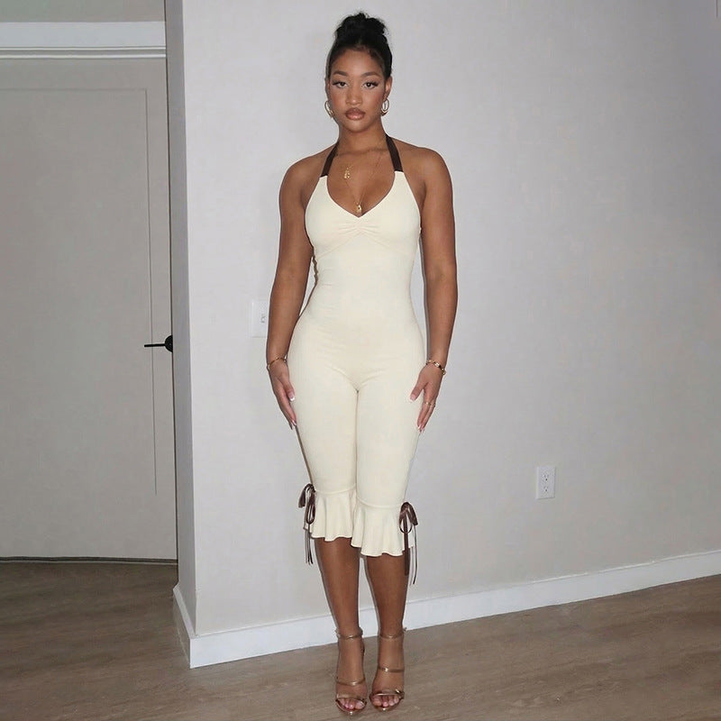 Elegant damejumpsuit med V-hals, korte volangermer og vide ben. Perfekt for sommerfest og mote.
