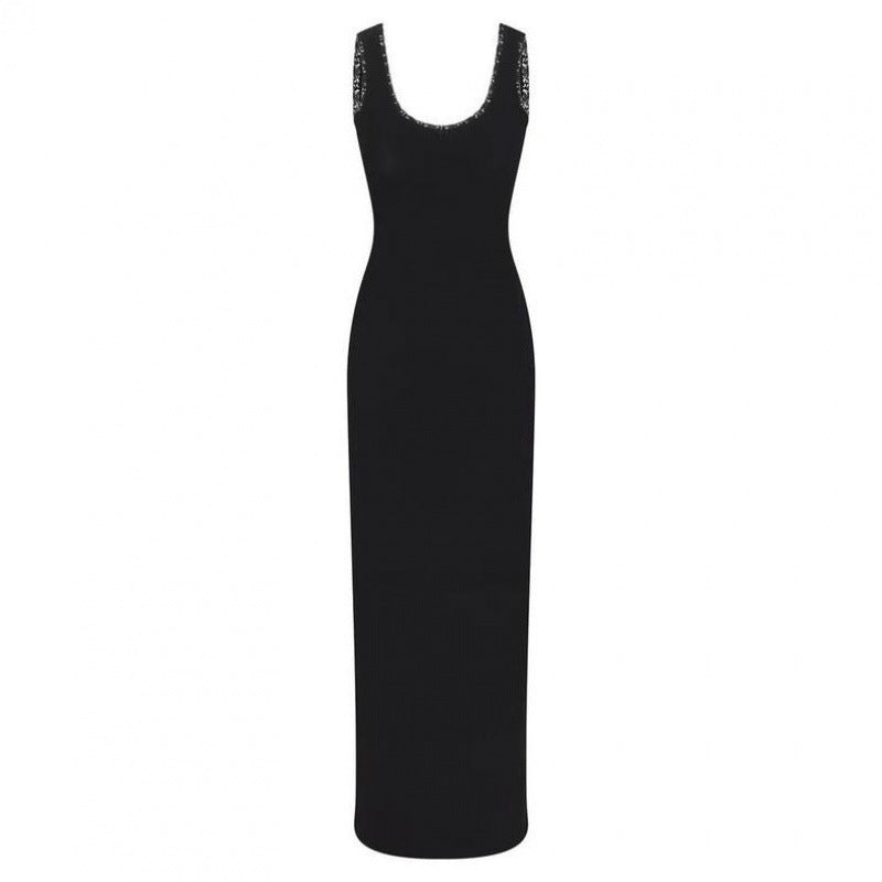 Stilren hvit maxikjole med tynne, justerbare stropper, ideell som elegant strandkjole.