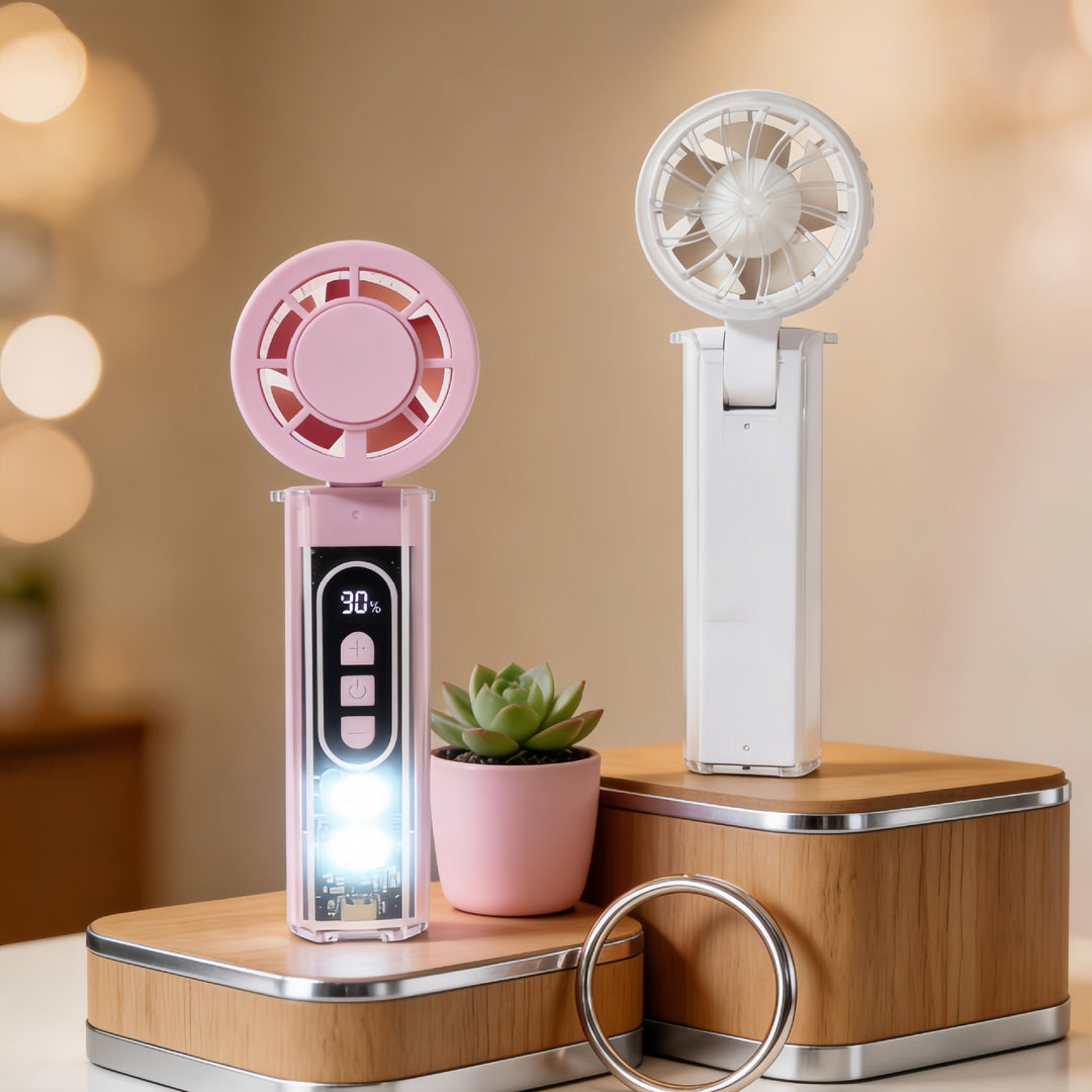 Kvinne holder en hvit bærbar USB håndvifte med LED-belysning. Ideell personlig minivifte for damer på farten.