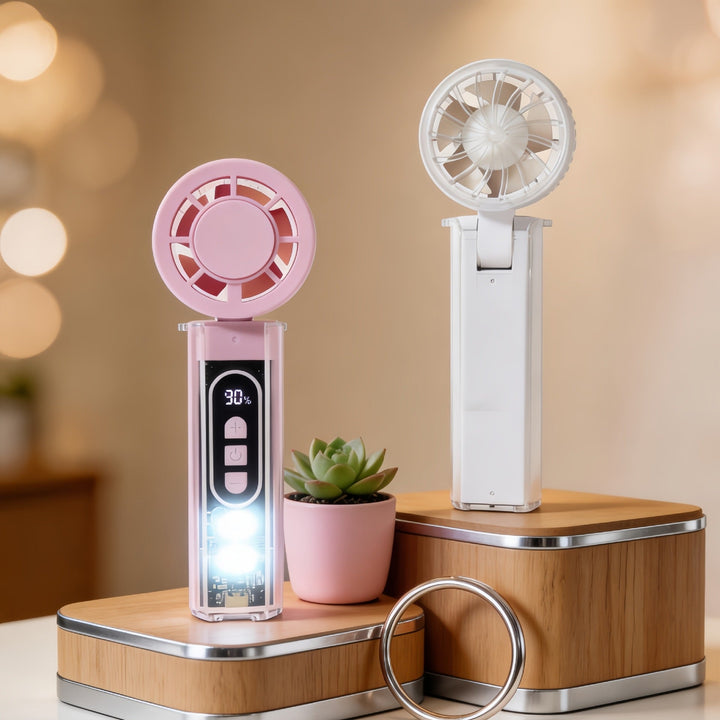Kvinne holder en hvit bærbar USB håndvifte med LED-belysning. Ideell personlig minivifte for damer på farten.