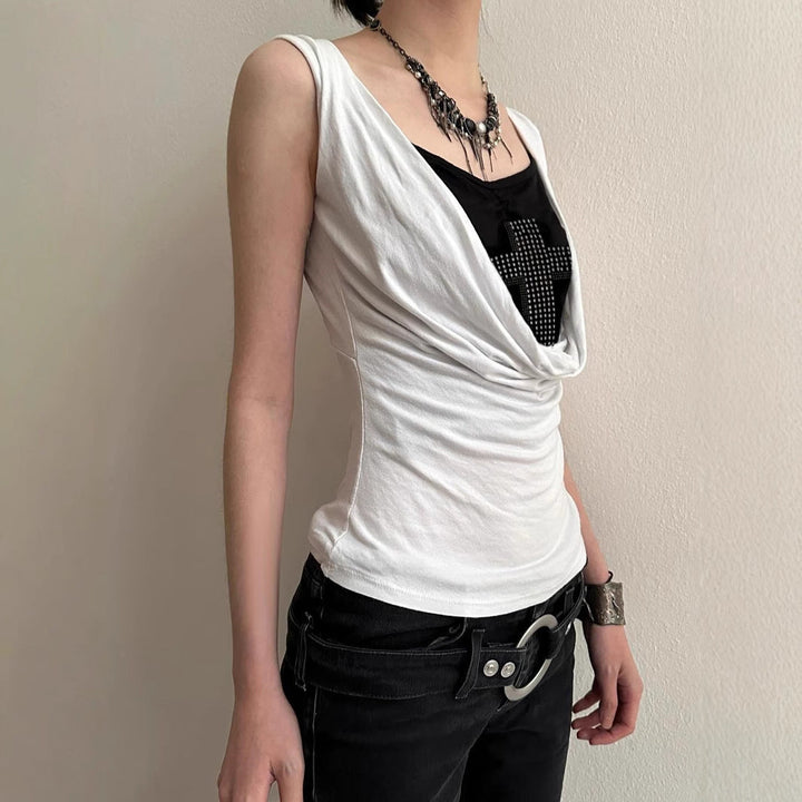 Elegant dame topp med skinnende korsdesign, ideell for vårklær og casual stil.