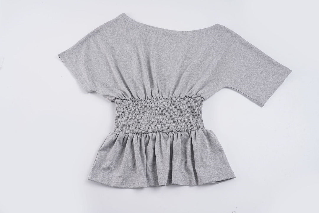 Dame topp, casual med elegant volangkant og elastisk linning. Perfekt for en komfortabel og stilig hverdag.