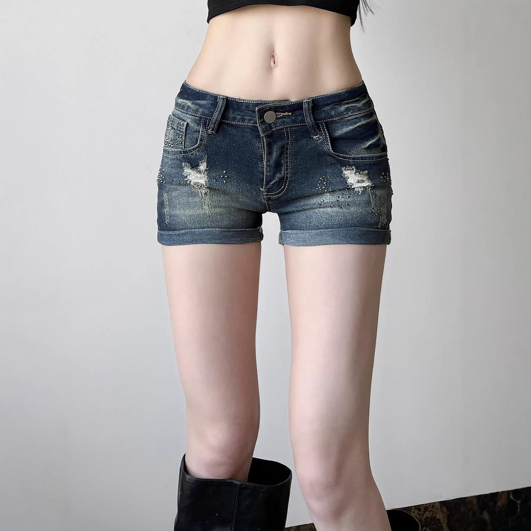 Blå glitrende jeansshorts for damer. Moderne og komfortabel sommerstil, perfekt til hverdag og fest.