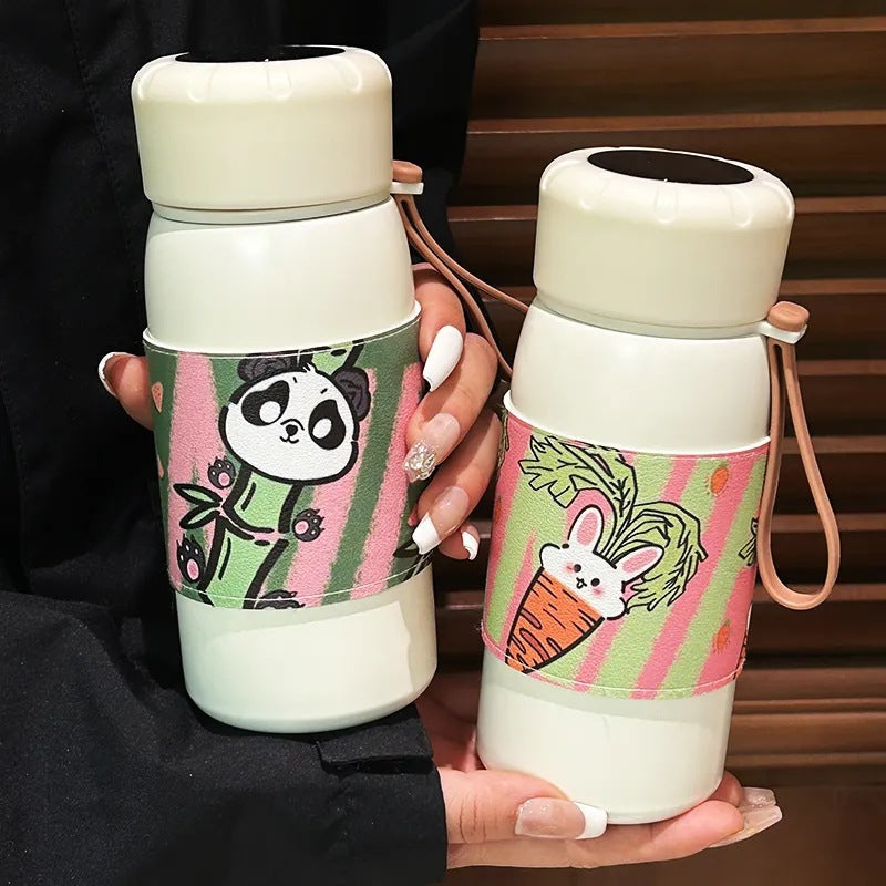 Kompakt 400ml vannflaske med isolasjon, hvit og prydet med et søtt, lekent panda-mønster.