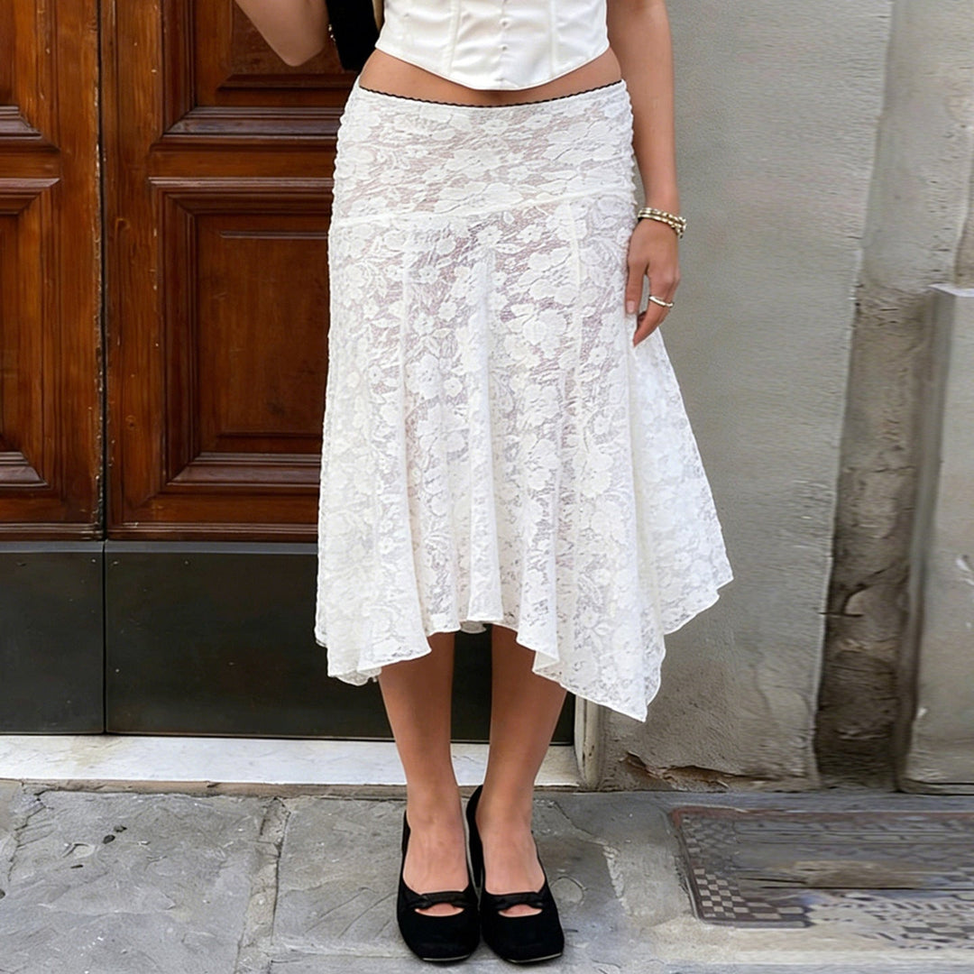 Elegant hvit dame spisskjole med asymmetrisk snitt, perfekt for sommer og fest.