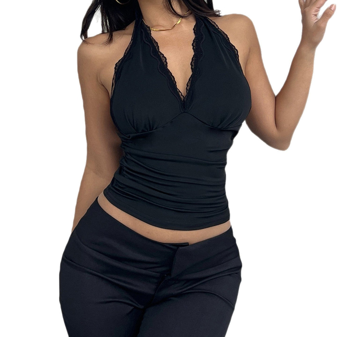 Svart halterneck festtopp for dame, elegant V-hals design, en trendy sommertopp.