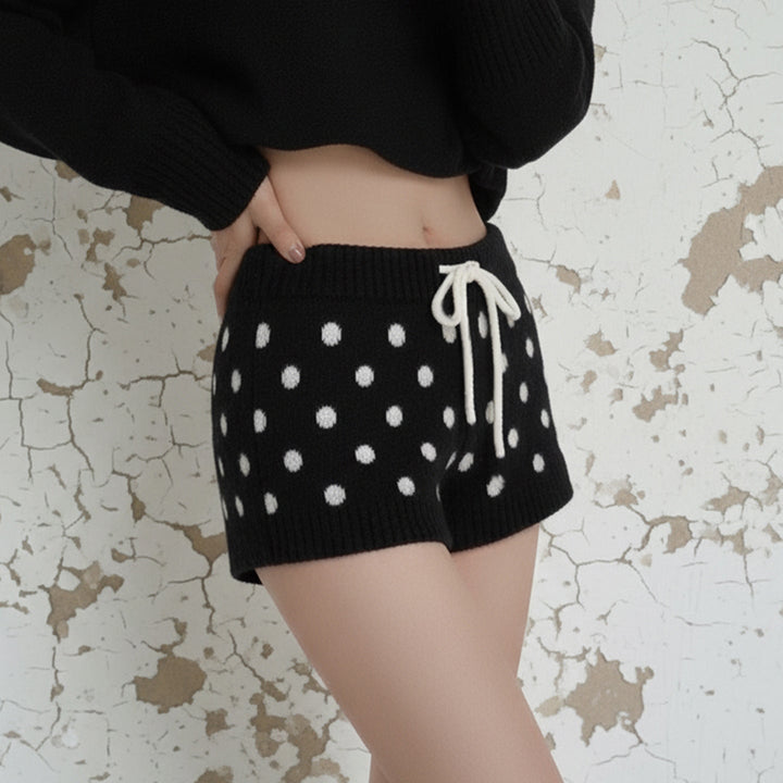 Sporty dame shorts med prikkemønster og snøring i livet, perfekt for varme sommerdager.