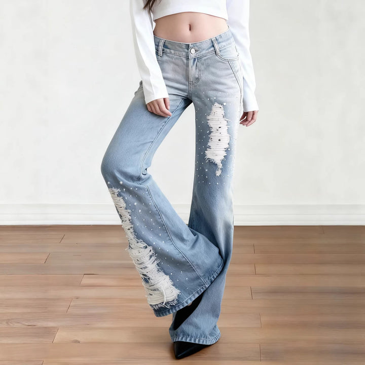 Trendy dame slagjeans med stilige revne detaljer. En moteriktig og komfortabel fritidsbukse.