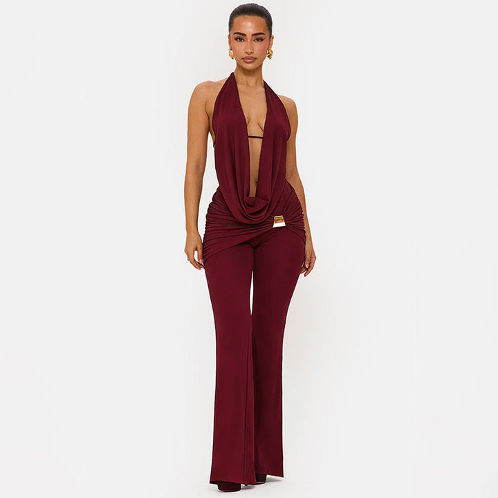 Stilfull dame jumpsuit for spesiell anledning. Har dyp V-utringning og trendy vide ben. Ideell for sommerstil.