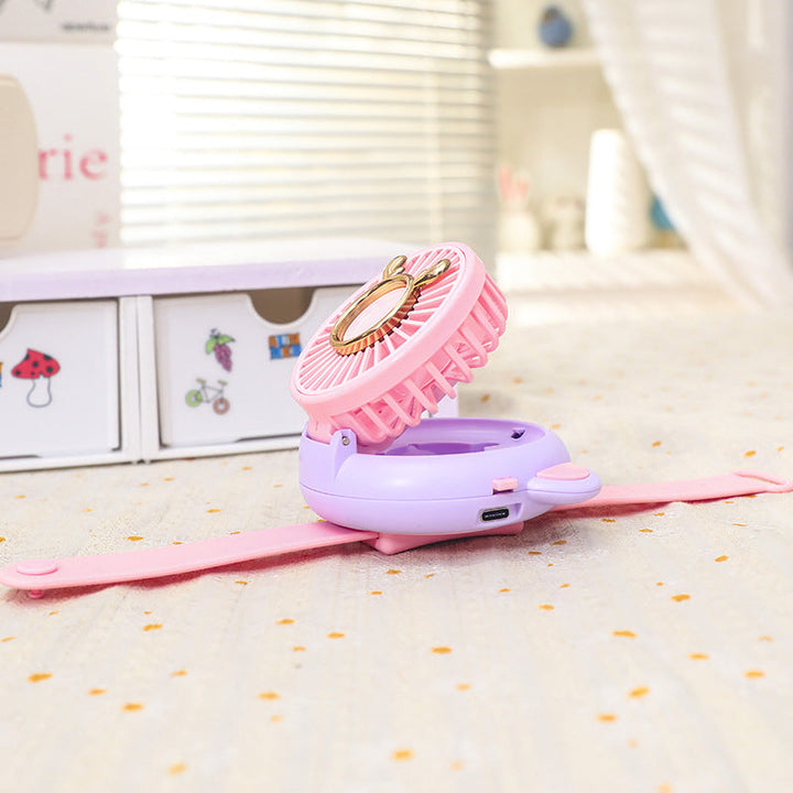 Lett og liten minivifte, drevet via USB. Et must for reiseutstyr og personlig komfort i varmen.