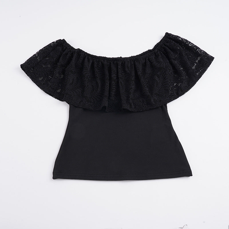 Svart kortermet off-shoulder topp, volang og blondedetaljer. Perfekt dametopp for elegant sommermote.