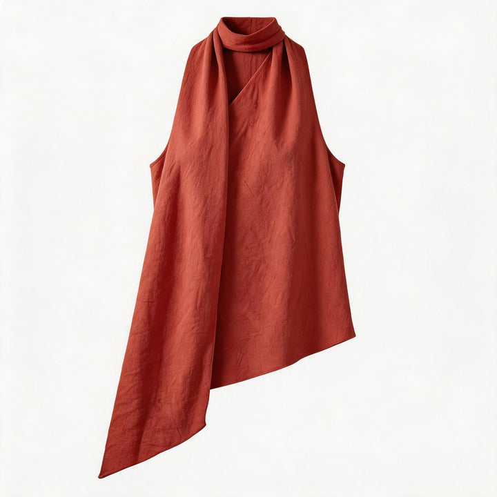 Moderne rød omslagstopp, asymmetrisk snitt med flytende sjal. Elegant dametopp, ideell for en sofistikert vår/sommerlook.