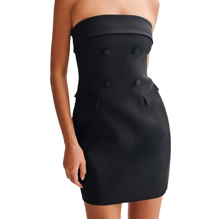 Elegant svart damekjole, et stilfullt cocktail- eller kveldsantrekk med bustier og knappedetaljer.