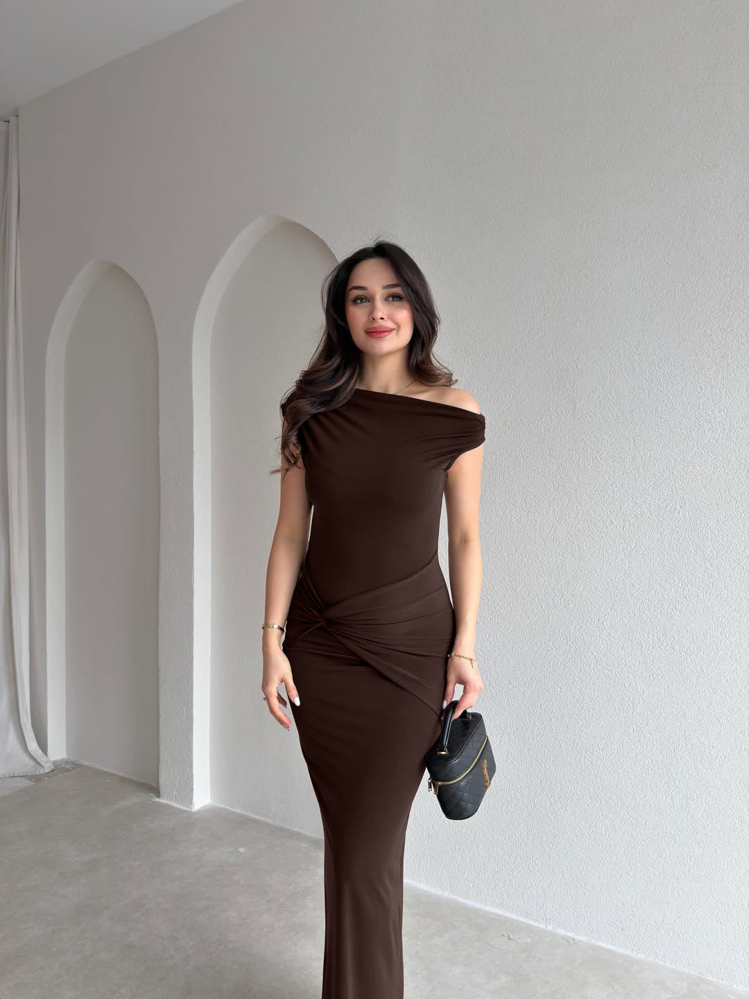 Trendy off-shoulder maxikjole, elegant dame festkjole, ideell for sommerfest og ball.
