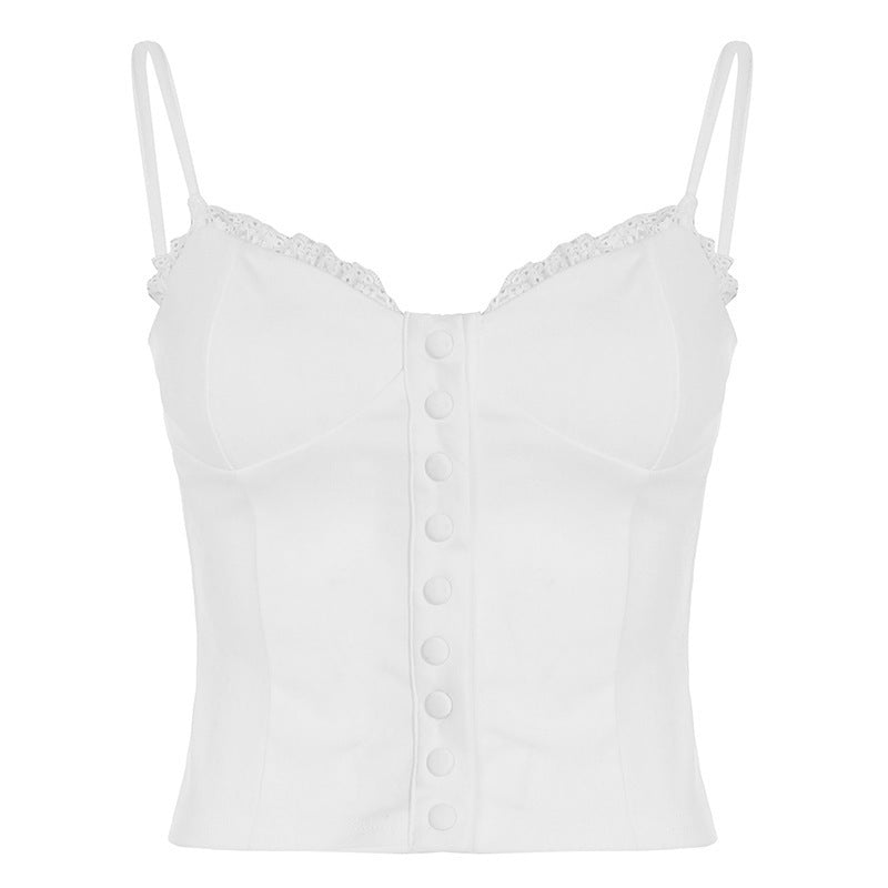 Detaljert bilde av hvit damebluse med intrikate blonder og subtile knapper. Feminin stil.