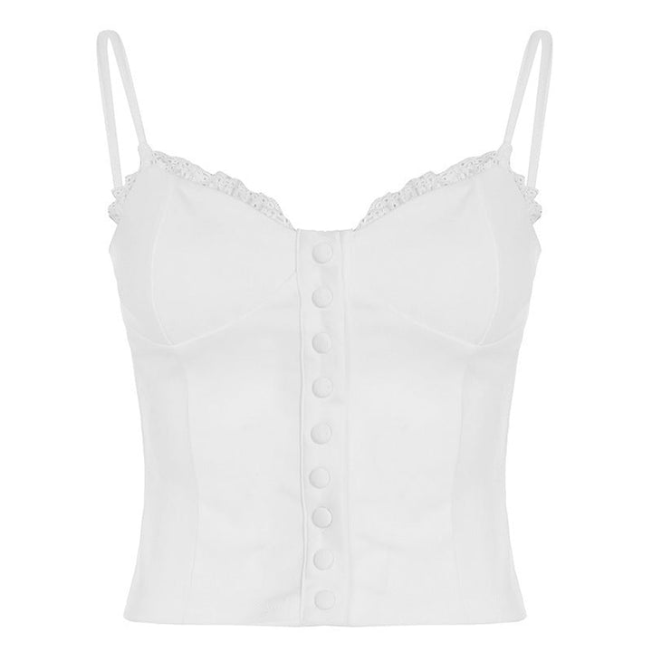 Detaljert bilde av hvit damebluse med intrikate blonder og subtile knapper. Feminin stil.