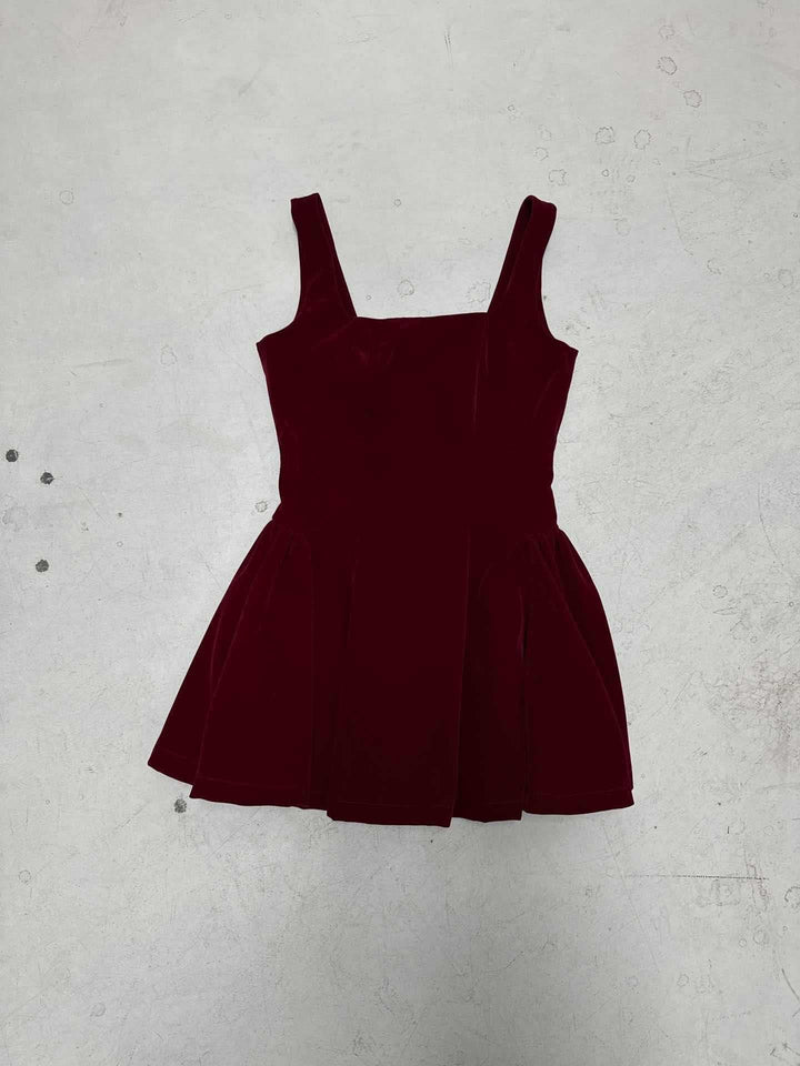 Modell viser elegant kort a-linje festkjole for dame. Figurnært snitt, mørkerød farge og spaghetti-stropper.