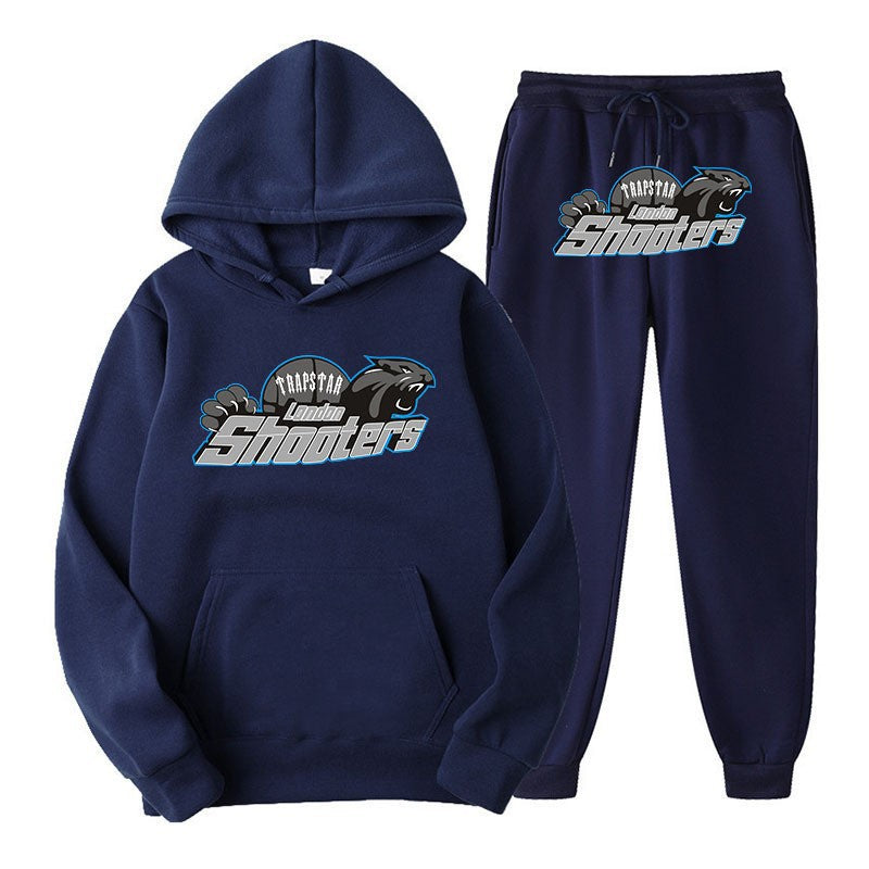 Trendy svart fritidssett med oversized hettegenser og matchende joggebukse, unisex modell.
