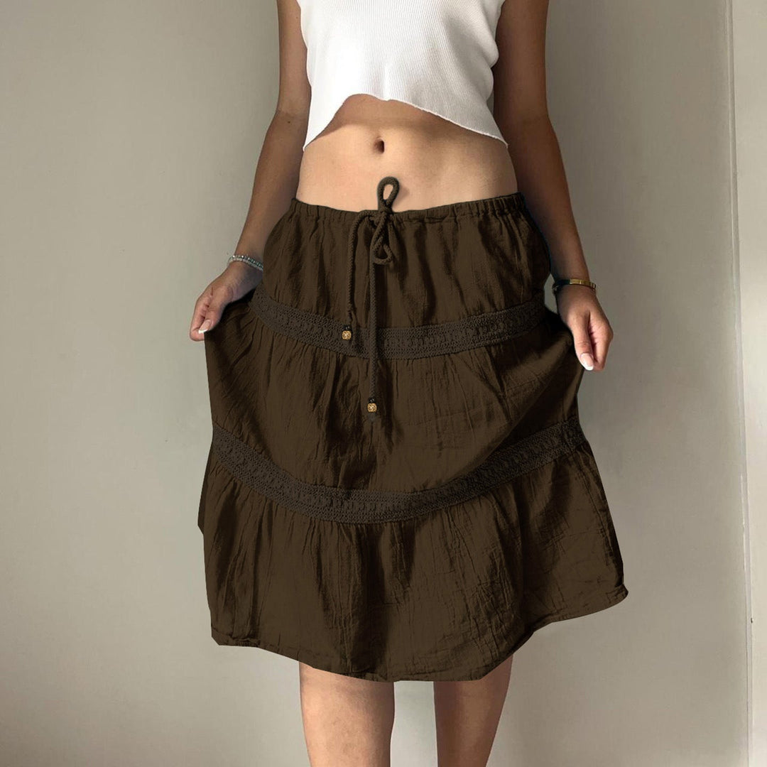 Brun luftig jumpskirt for damer med elastisk rynket midje, perfekt for elegant sommerstil.