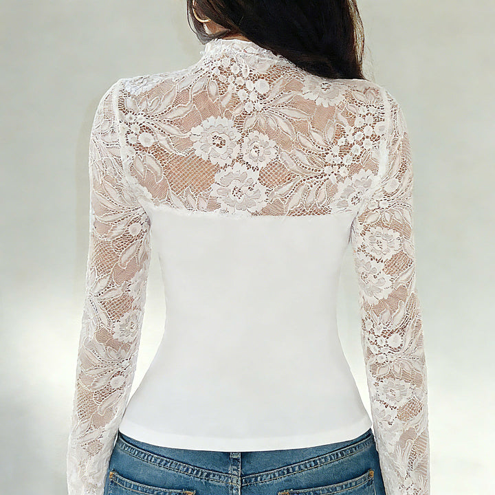 Langermet hvit damebluse med elegant stående krage og feminine detaljer, en moteriktig klassiker.