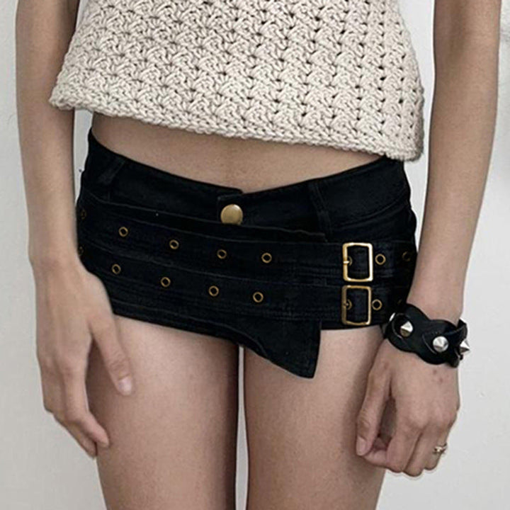 Elegant svart dameshorts med plisserte folder, sidespenner og praktiske beltehemper.