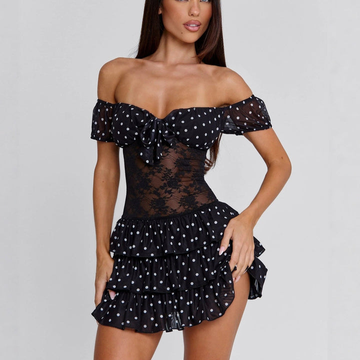 Svart off-shoulder kjole med sjarmerende volanger. Allsidig damekjole for både fritid og fest.