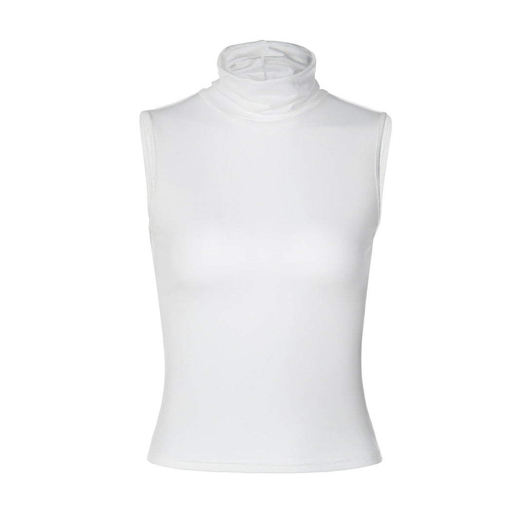 Dame iført elegant ermeløs topp med ståkrage, viser passform og stil. Komfortabel og moderne design.