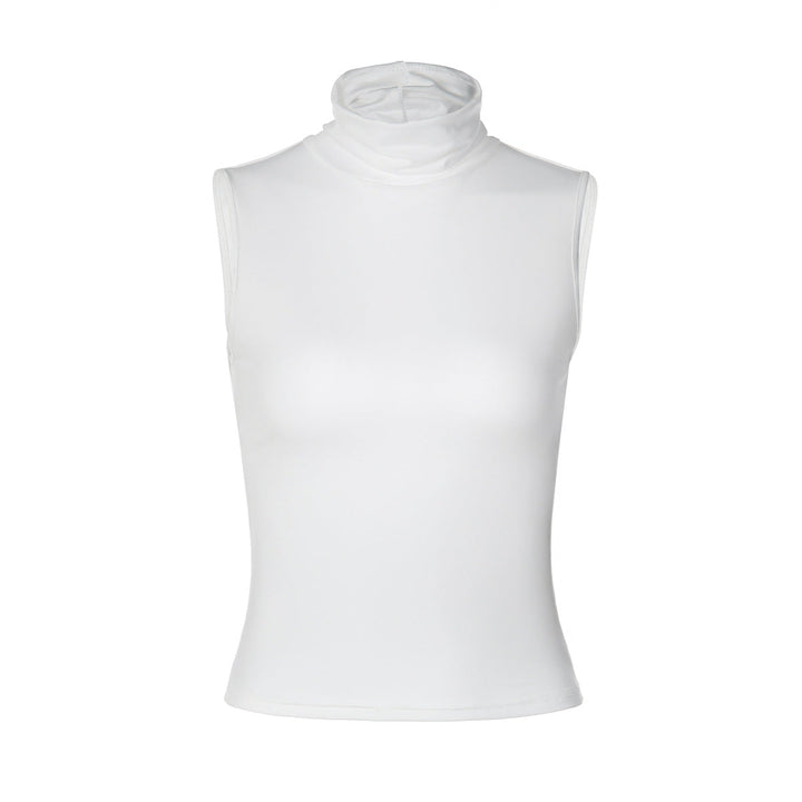 Dame iført elegant ermeløs topp med ståkrage, viser passform og stil. Komfortabel og moderne design.