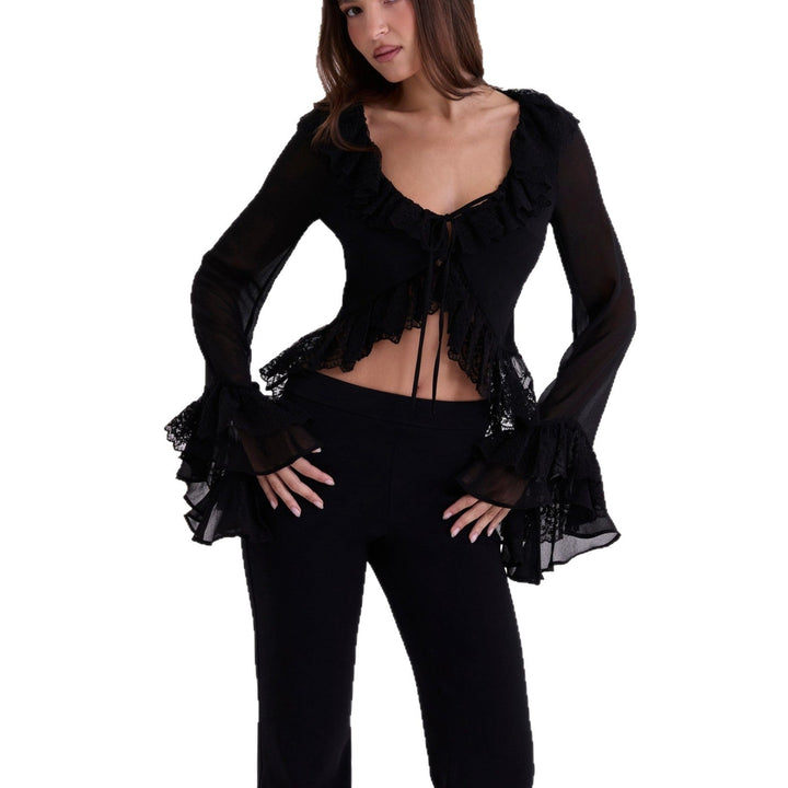 Hvit damebluse med blonder og elegant design, et must-have for din vår- og sommergarderobe.
