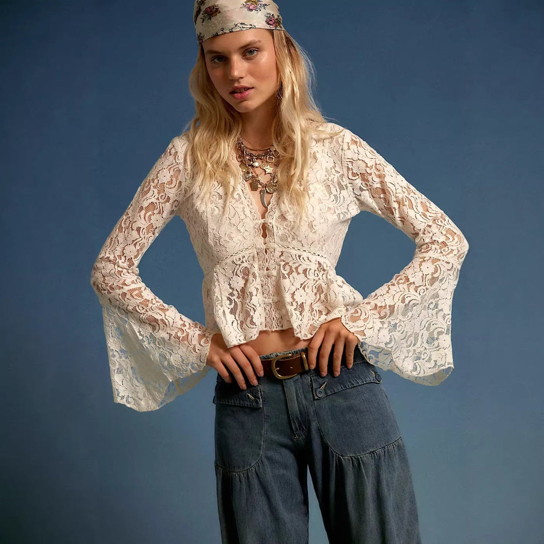 Elegant hvit blondebluse for damer med vide ermer. Perfekt som festtopp, sommerbluse eller vårbluse.