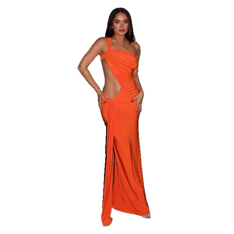 Figursydd kveldsantrekk i sort med raffinerte cutouts, fremhever silhuetten elegant.