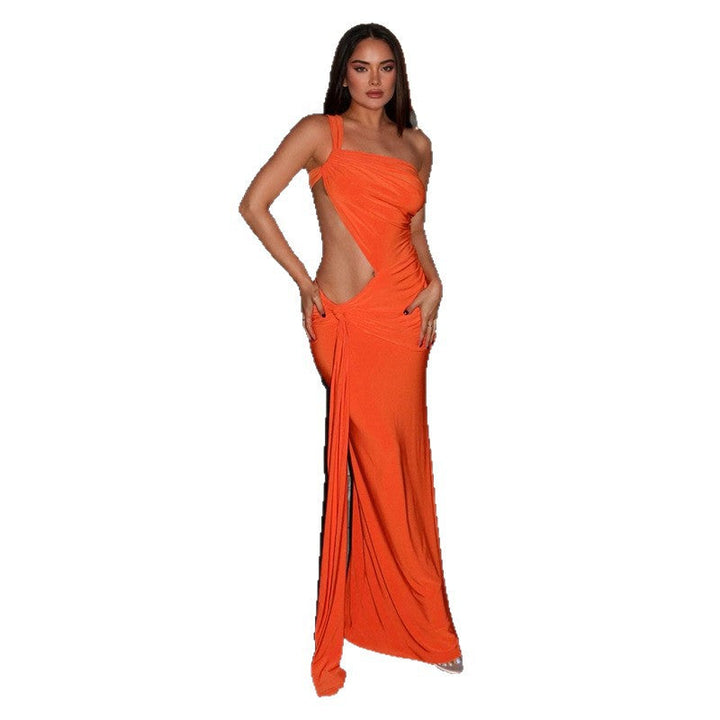 Figursydd kveldsantrekk i sort med raffinerte cutouts, fremhever silhuetten elegant.