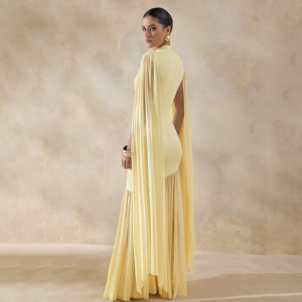 Dames elegant maxikjole med raffinert asymmetrisk snitt og grasiøse flytende ermer.