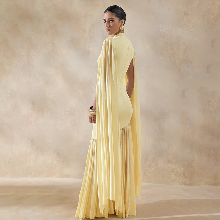 Dames elegant maxikjole med raffinert asymmetrisk snitt og grasiøse flytende ermer.