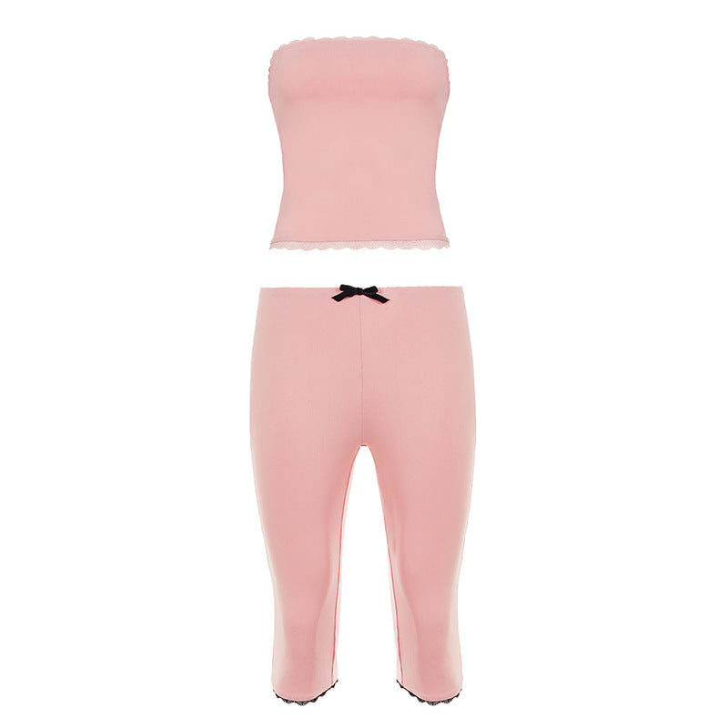 Modell viser et elegant og behagelig dame pysjamasett med bustier og capri for koselige kvelder.