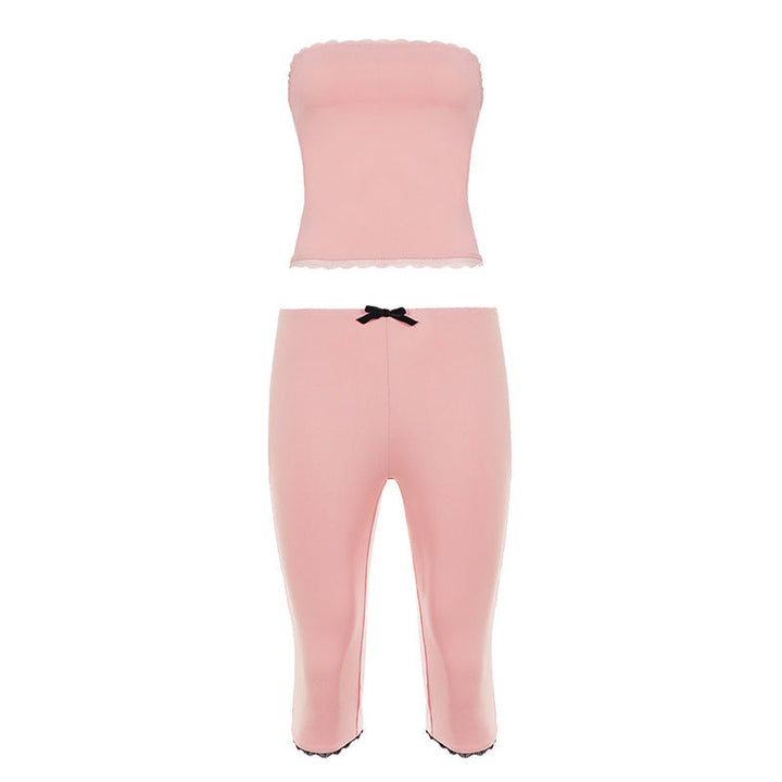 Modell viser et elegant og behagelig dame pysjamasett med bustier og capri for koselige kvelder.
