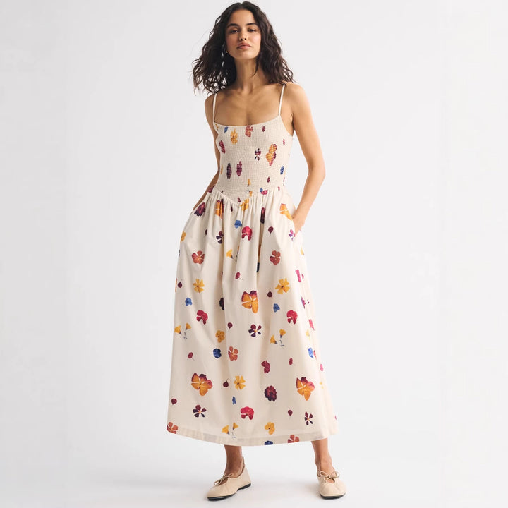 Stilig dame maxikjole med livlig blomsterdesign, behagelig elastisk midje. En allsidig fritids- og strandkjole.