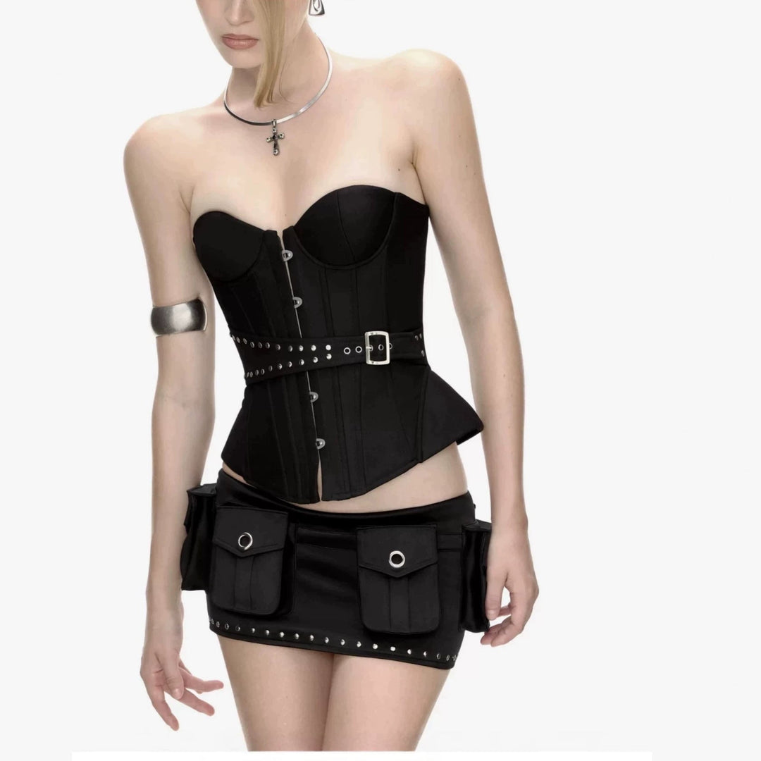 Svart figurformende korsett topp dame, off-shoulder, elegante spiler og snøring for festbruk.