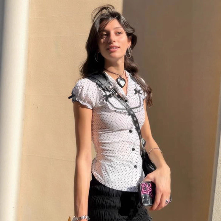 Klassisk hvit damebluse med vintage prikkemønster og feminine puffermer, en stilig sommerskjorte.