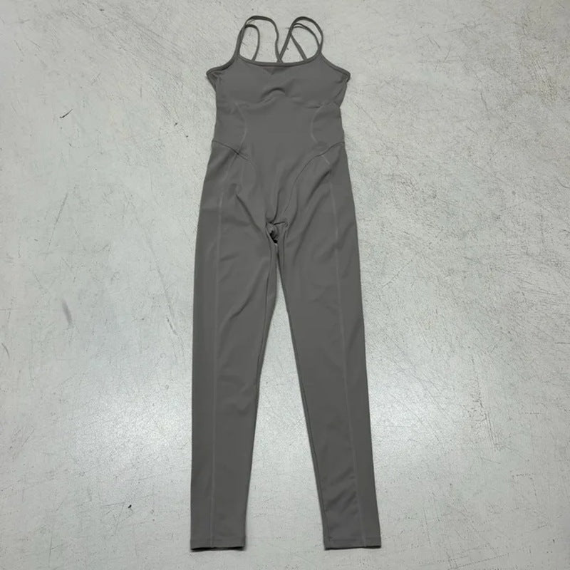 Figursydd dame sportsoverall. Jumpsuit med justerbare stropper, ideell for yoga, trening og fritid.