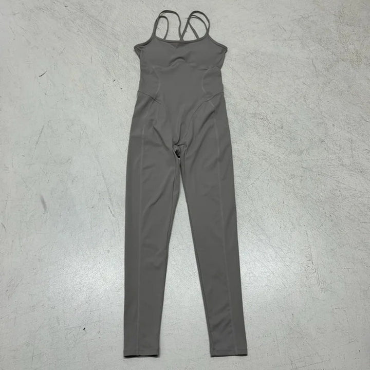Figursydd dame sportsoverall. Jumpsuit med justerbare stropper, ideell for yoga, trening og fritid.