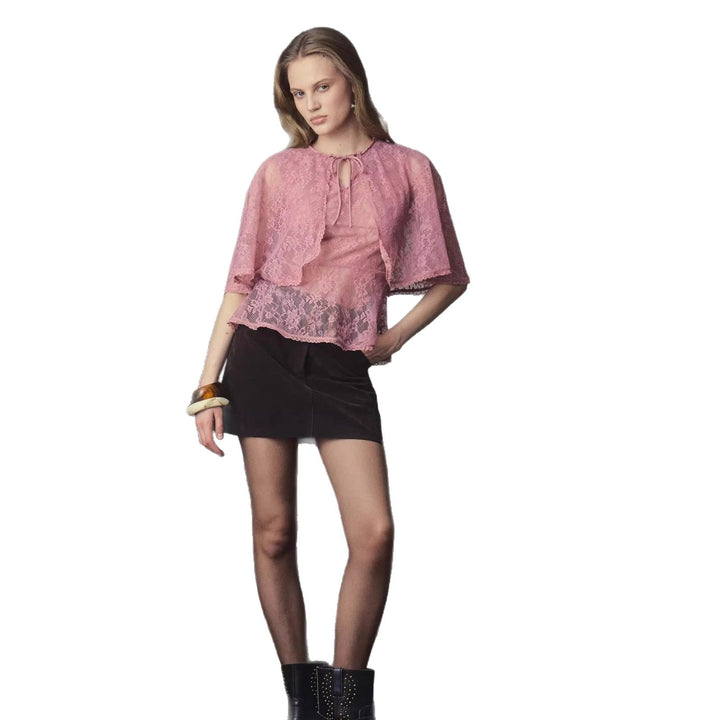 Elegant rosa bluse for kvinner med moderne vide ermer og pen sløyfedetalj. En allsidig topp.