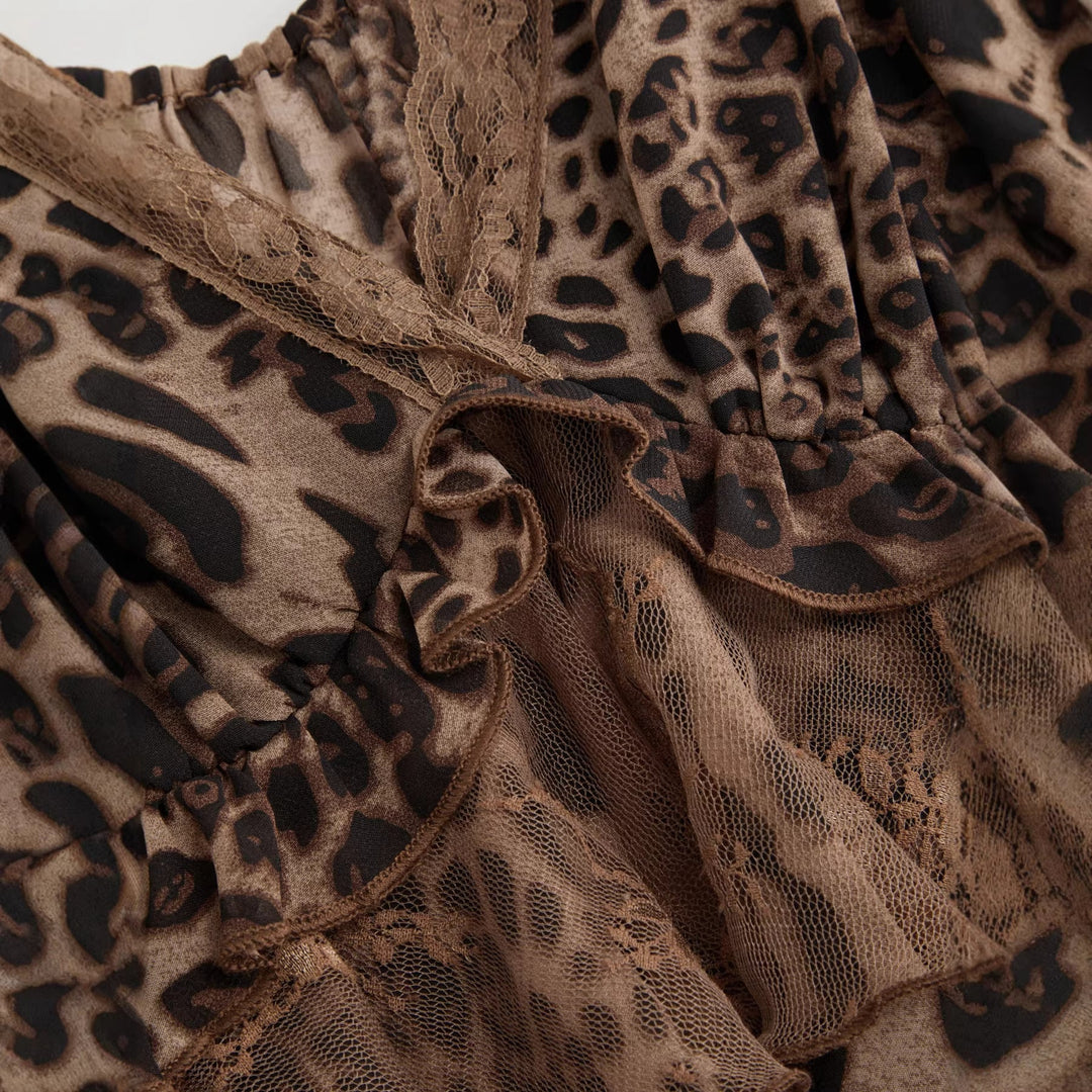 Stilfull leopard spissetopp med volanger; en leken og elegant festtopp for dame.