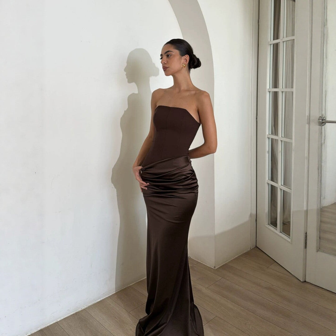Glamorøs festkjole for kvinner; svart bodycon design med stilig drapering og selvsikker utstråling.
