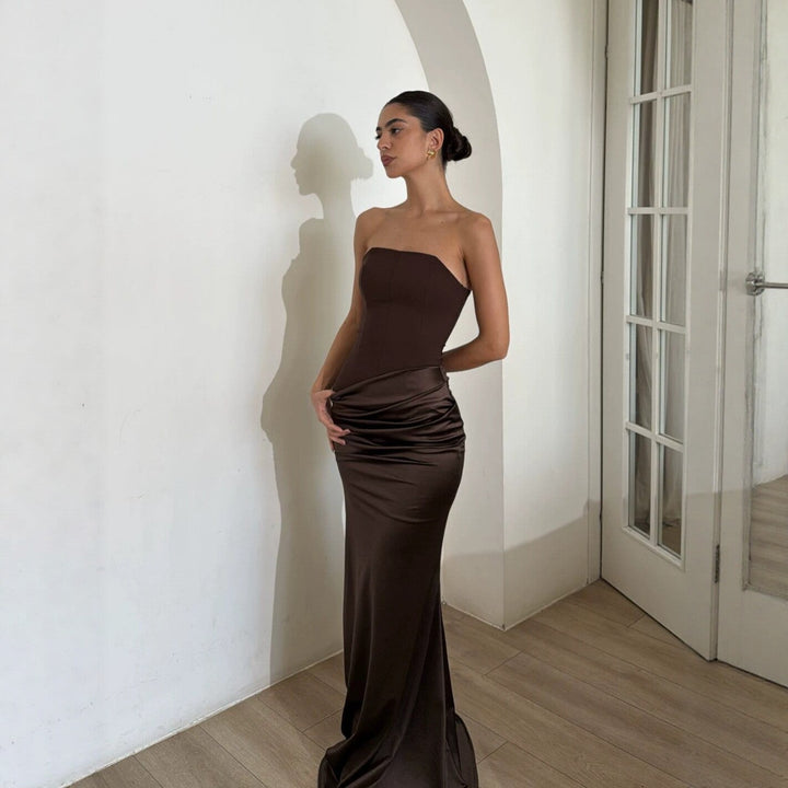 Glamorøs festkjole for kvinner; svart bodycon design med stilig drapering og selvsikker utstråling.