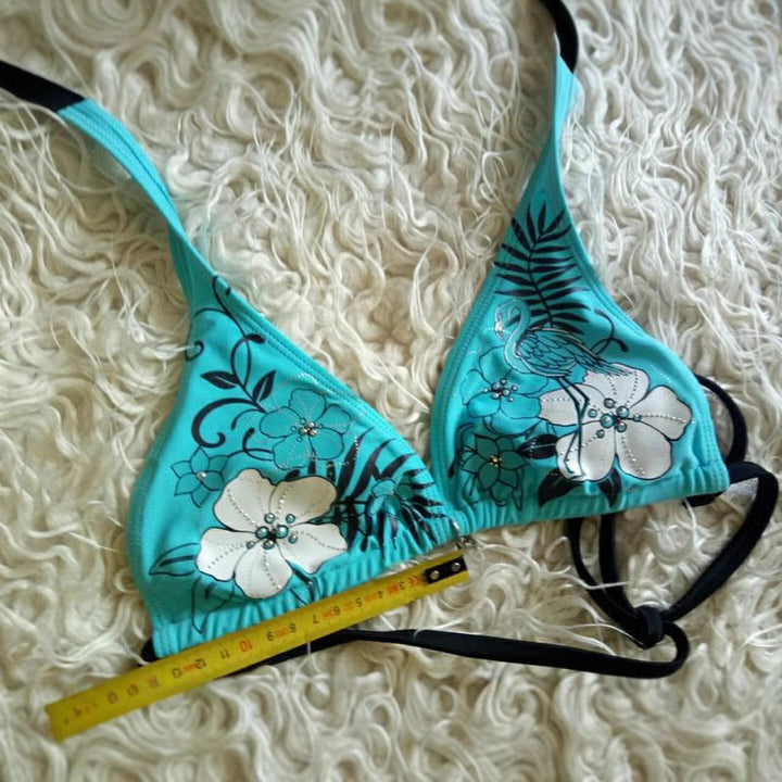 Sommerlig dame bikini sett med unikt blomsterdesign, ideelt for strand og ferie.