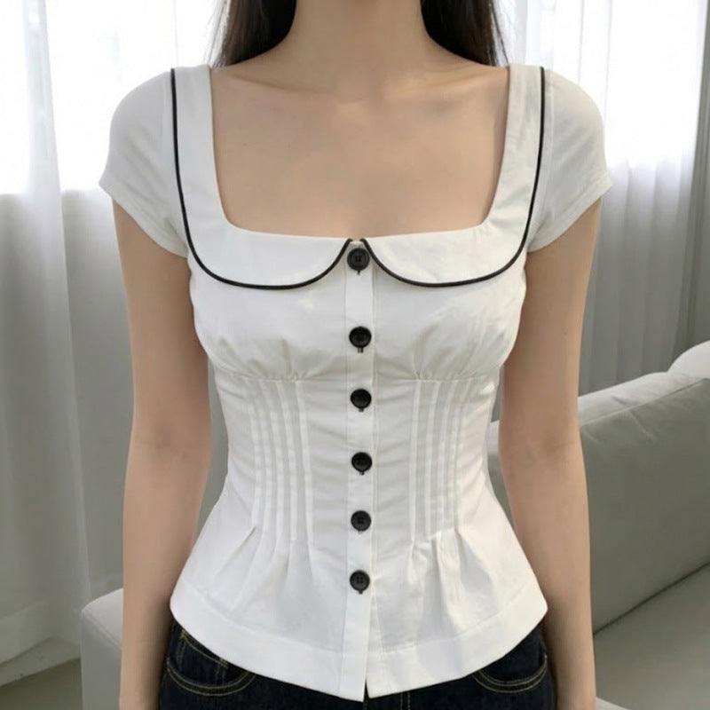 Elegant krage og stilrent design på hvit figursydd damebluse, ideell for profesjonell kvinnemote.